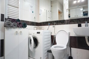 Secador de cabelo, toalhas de banho, sabonete, shampoo