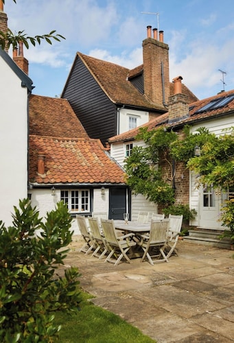Magnificent historic townhouse within easy reach of London - pet friendly 