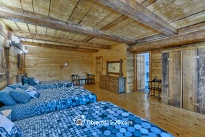 4 habitaciones, caja de seguridad en la habitación y escritorio 