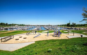 Marina - Gorgeous ship in Ophoven with lake view (Ophoven)