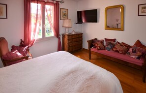 3 bedrooms, travel cot, free WiFi, bed sheets