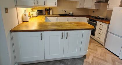 Spacious Solihull House 4 Bedrooms, Parking, Huge Garden -Near NEC & Airport