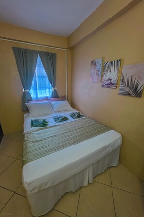 2 slaapkamers, een strijkplank/strijkijzer, reisbedje, wifi