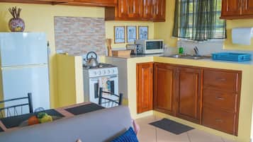 Mikrovågsugn, ugn, spishäll och grytor/köksredskap