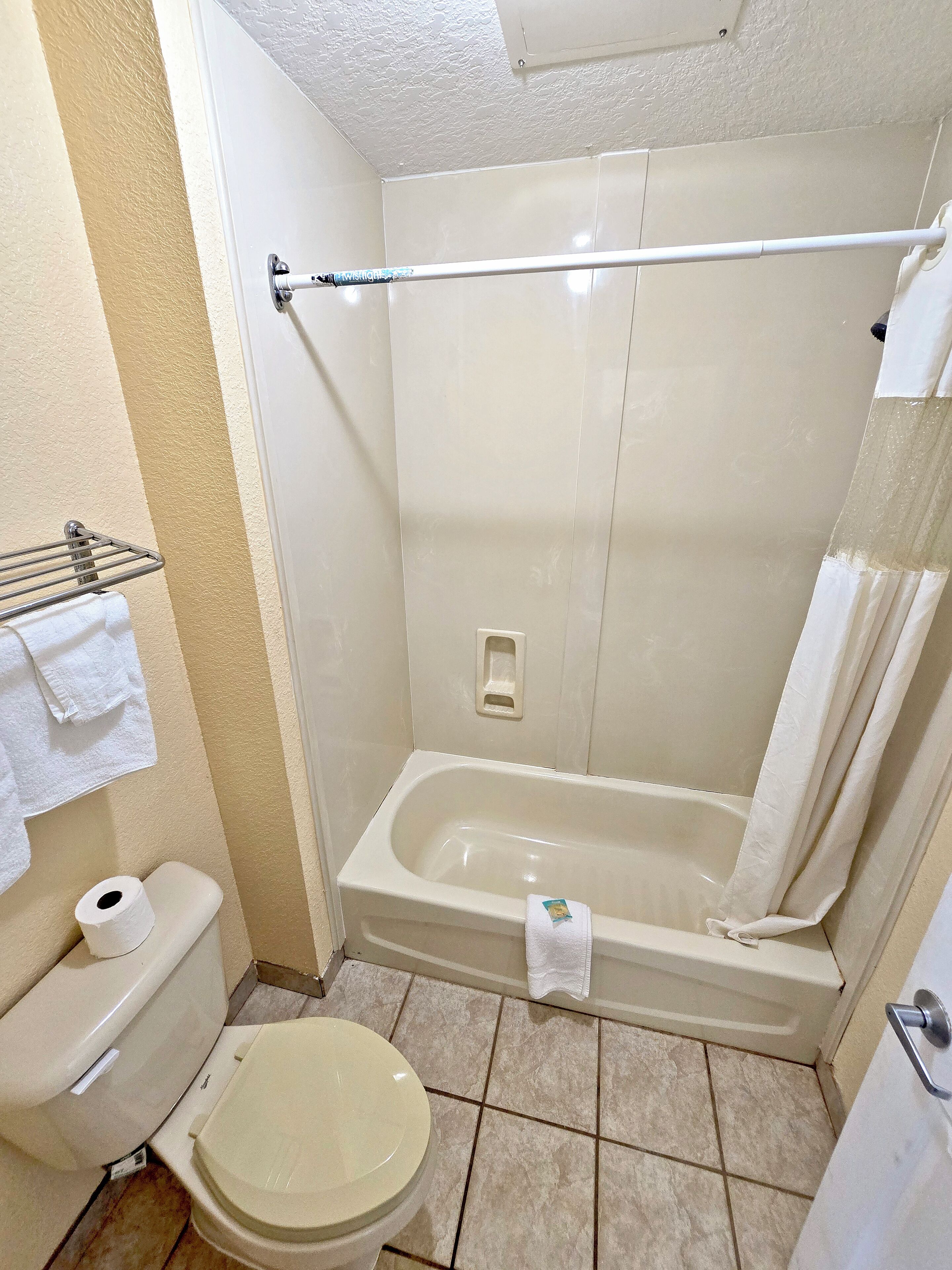 مناشف، صابون، شامبو، ورق حمّام