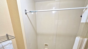 Une salle de bain avec une baignoire, des toilettes et un porte-serviettes.