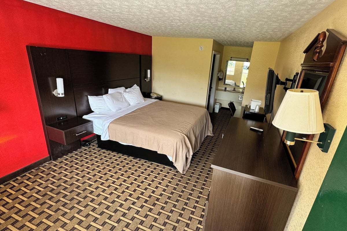 Quarto standard, 1 cama King, para não fumantes | 1 quarto, cortinas blackout, Wi-Fi de cortesia