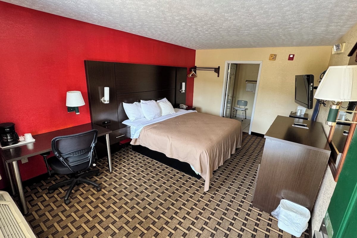 Quarto standard, 1 cama King, acessível | 1 quarto, cortinas blackout, Wi-Fi de cortesia