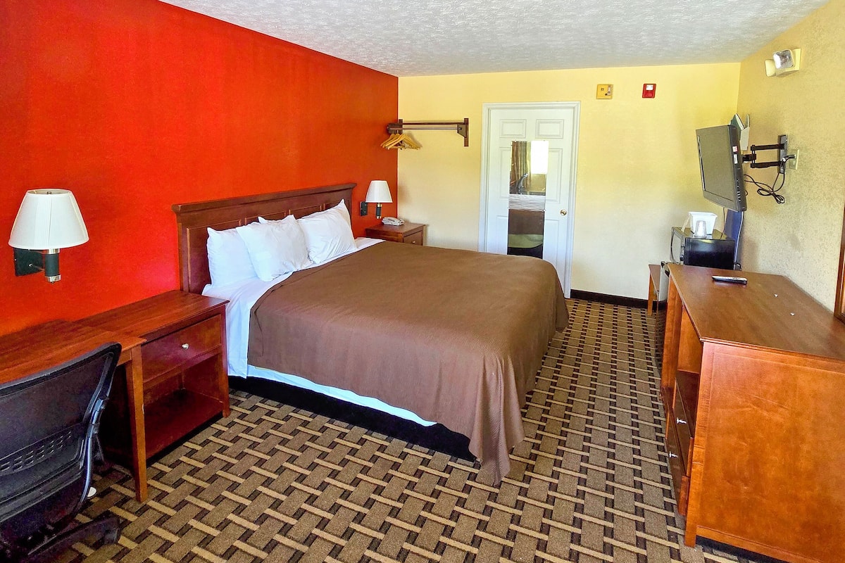 Standard 1 King Disability Access | 1 bedroom, blackout curtains, free WiFi