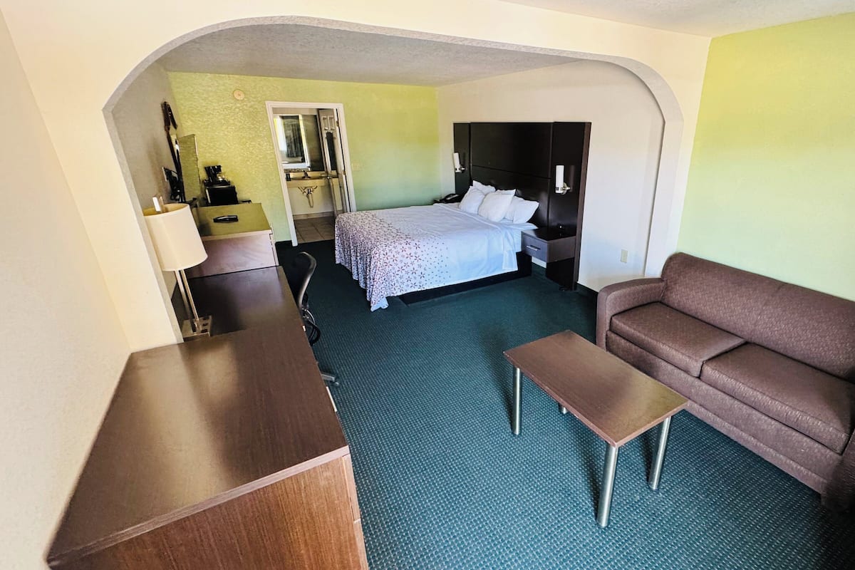 Suíte, 1 cama King e sofá-cama, acessível, para não fumantes | 1 quarto, cortinas blackout, Wi-Fi de cortesia