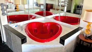 Suite, 1 très grand lit, accessible aux personnes à mobilité réduite, baignoire à jets | 1 chambre, rideaux occultants, Wi-Fi gratuit