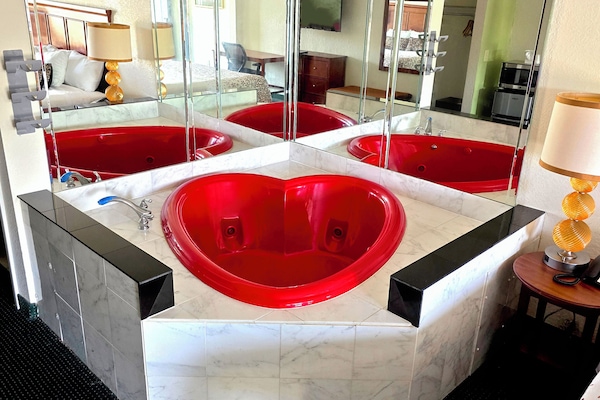 Suite 1 King Jetted Tub Non Smoking | Blackout drapes, WiFi (free)