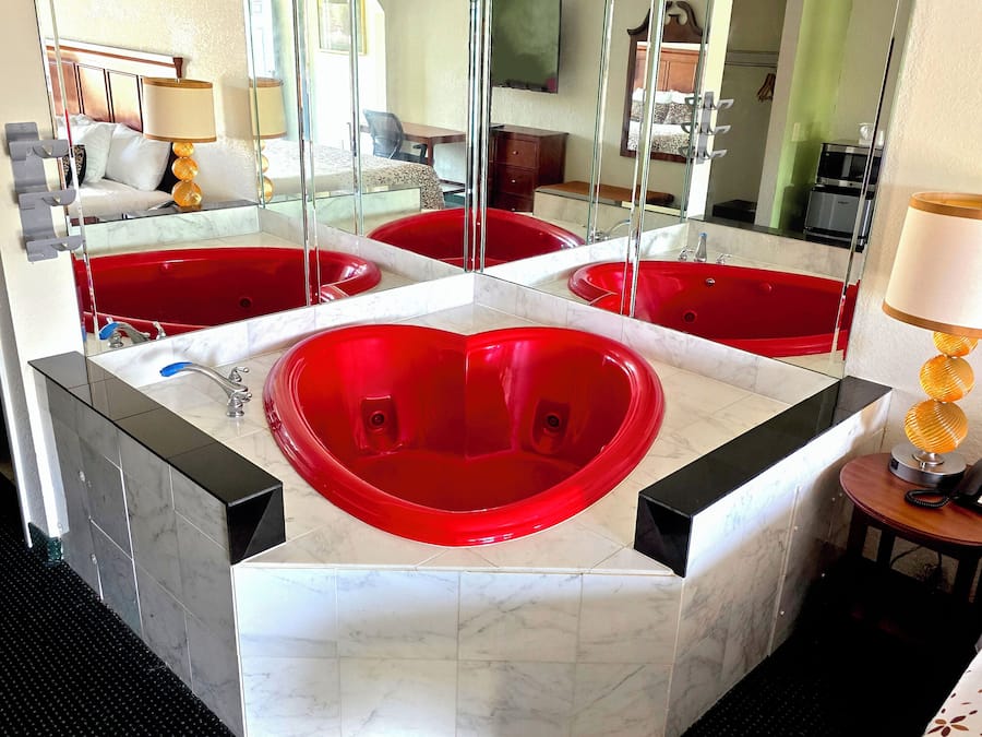 Suite 1 King Jetted Tub Non Smoking | Blackout curtains, free WiFi