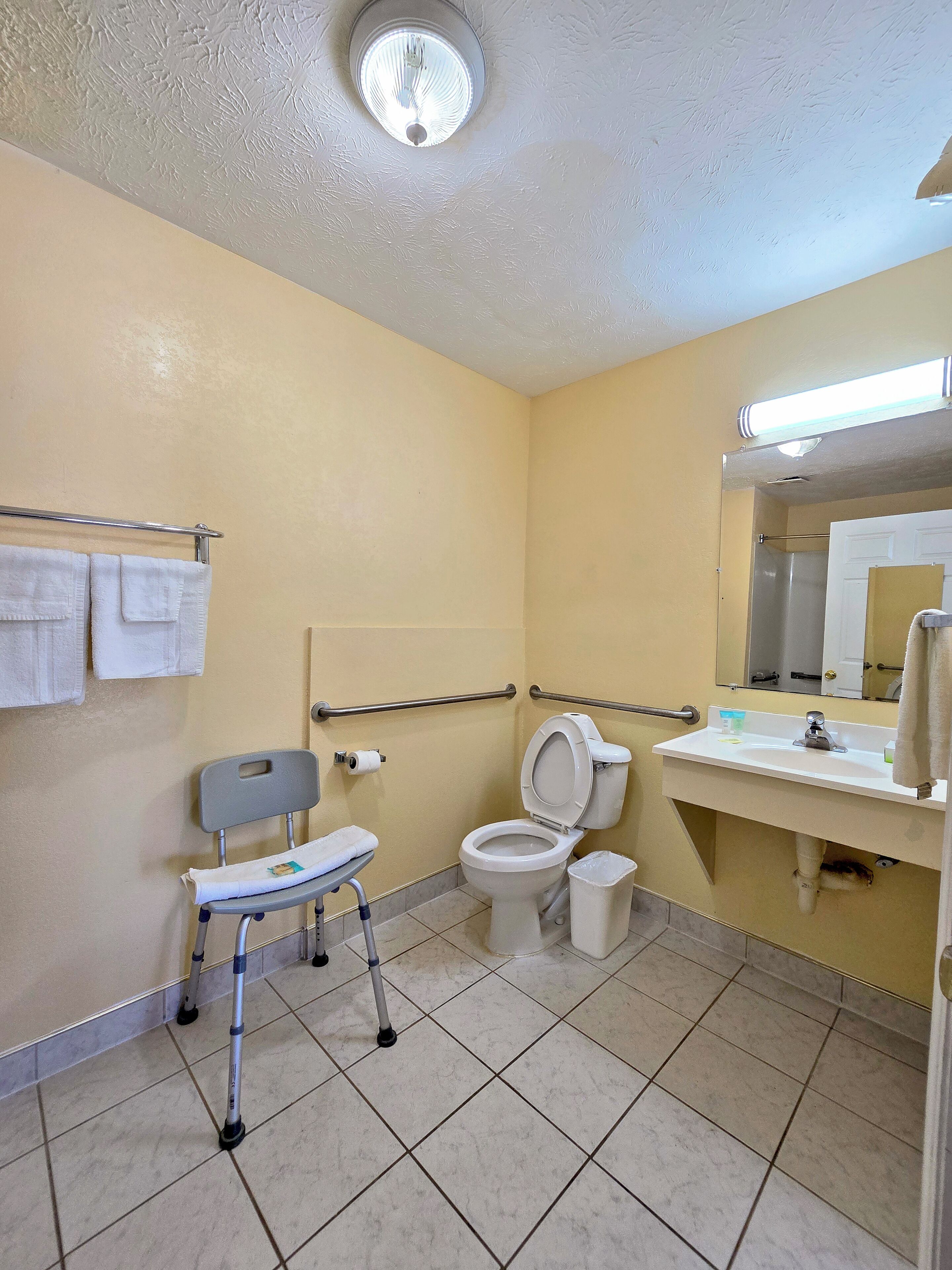 Toallas, jabón, shampoo, papel de baño 