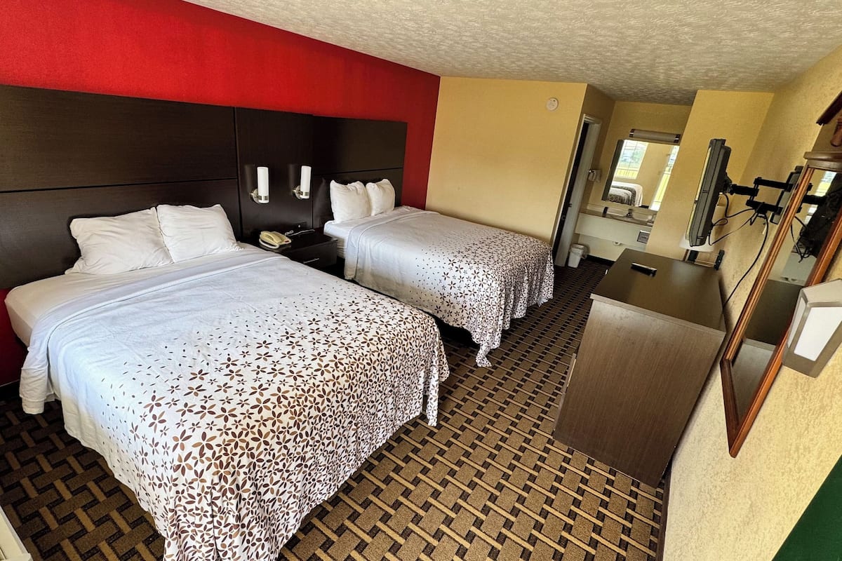 Quarto standard, 2 camas Queen, para não fumantes | 1 quarto, cortinas blackout, Wi-Fi de cortesia