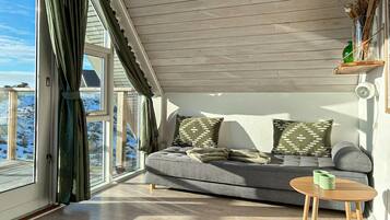 Een smart-tv, een open haard en een stereo