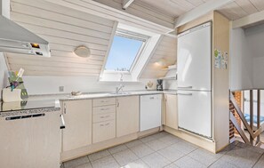Fridge, stovetop, dishwasher, coffee/tea maker - 4 bedroom stunning home in Fanø (Fanø)