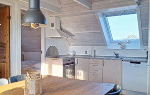 Réfrigérateur, micro-ondes, plaque de cuisson, lave-vaisselle