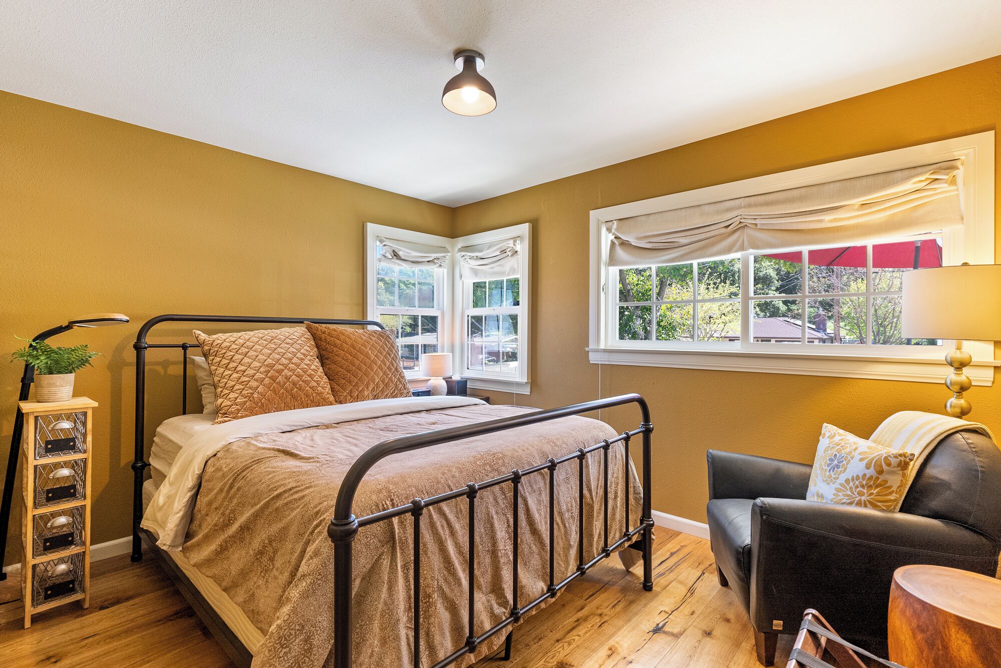 2 室のベッドルーム、デスク、アイロン / アイロン台、旅行用ベビーベッド