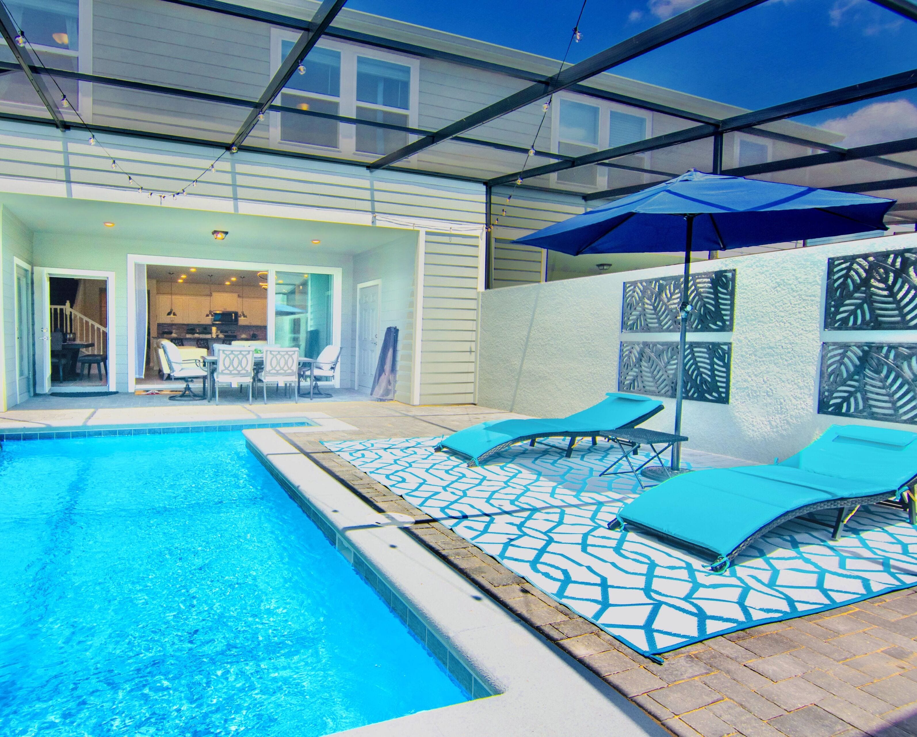 Une piscine intérieure dotée de chaises longues et d’un espace détente abrité.