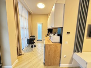 Een koelkast, een magnetron, een oven, een koffiezetapparaat/waterkoker