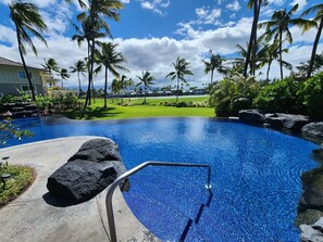 Una piscina al aire libre, una piscina climatizada