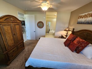 2 Schlafzimmer, Schreibtisch, Bügeleisen/Bügelbrett, Reisekinderbett