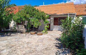 Terrace/patio - Nice home in Konjevrate with kitchen (Konjevrate)