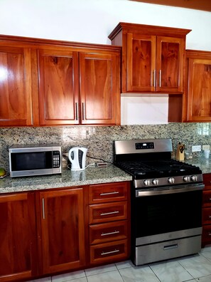 Habitación estándar doble, 1 cama de matrimonio | Cocina compartida | Microondas, horno, placa de cocina y utensilios de cocina