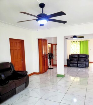Habitación estándar doble, 1 cama de matrimonio | Zona de estar | Smart TV de 32 pulgadas con canales digitales