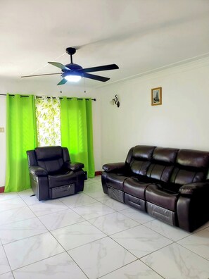 Standard dubbelrum - 1 queensize-säng | Vardagsrum | 32-tums smart-tv med digitalkanaler