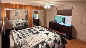3 bedrooms, in-room safe, desk, free WiFi
