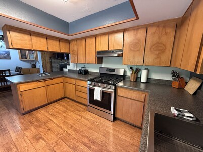 Rustic Western Retreat steps from Rte 66 & Grand Canyon Train Depot-Pet Friendly