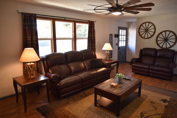 Smart TV, fireplace, books - Pet-Friendly Rustic Western Retreat –Walk to Route 66 & Grand Canyon Train Depot (Williams)