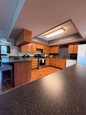 Fridge, microwave, oven, stovetop - Pet-Friendly Rustic Western Retreat –Walk to Route 66 & Grand Canyon Train Depot (Williams)