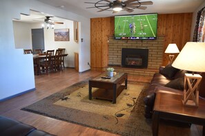 Smart TV, fireplace, books - Pet-Friendly Rustic Western Retreat –Walk to Route 66 & Grand Canyon Train Depot (Williams)