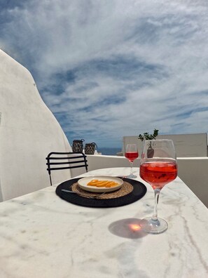Outdoor dining - The Tefra Villa | Renovated lavish villa nestled in the heart of Santorini (Thira)