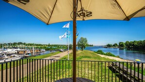 A deck with a view of a marina and river. - Lovely ship in Ophoven with lake view (Ophoven)