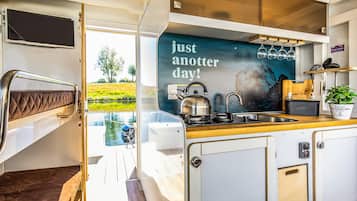 Een koelkast, een kookplaat, een koffiezetapparaat/waterkoker