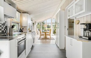 Kjøleskap, kokeplater, oppvaskmaskin og kaffetrakter/tekoker