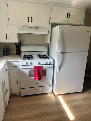 Micro-ondes, four, plaque de cuisson, lave-vaisselle