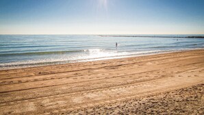 A beach with a clear sky and calm sea. - Stunning apartment in El Campello with WiFi (El Campello)