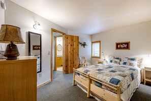 4 bedrooms, Internet, bed sheets - Lakefront home with amazing mountain views, wraparound deck, fireplace, & grill (Lakeside)