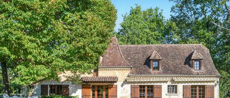 المنشأة من الخارج