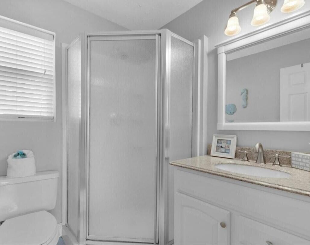 Regadera, secadora de cabello, toallas, jabón 