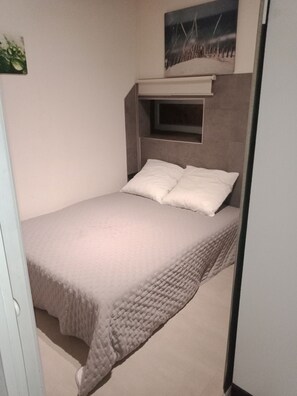 1 bedroom, iron/ironing board, travel cot, free WiFi