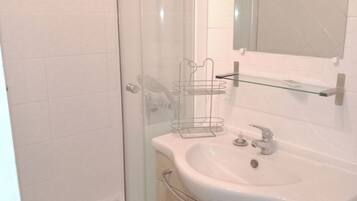 Douche, sĂšche-cheveux, serviettes fournies, savon