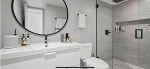 Douche, sèche-cheveux, serviettes fournies, savon