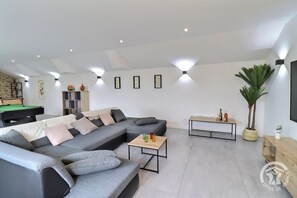 Una televisión, un futbolín, una mesa de tenis de mesa, libros