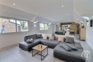 Televisión, futbolito, mesa de ping pong, libros